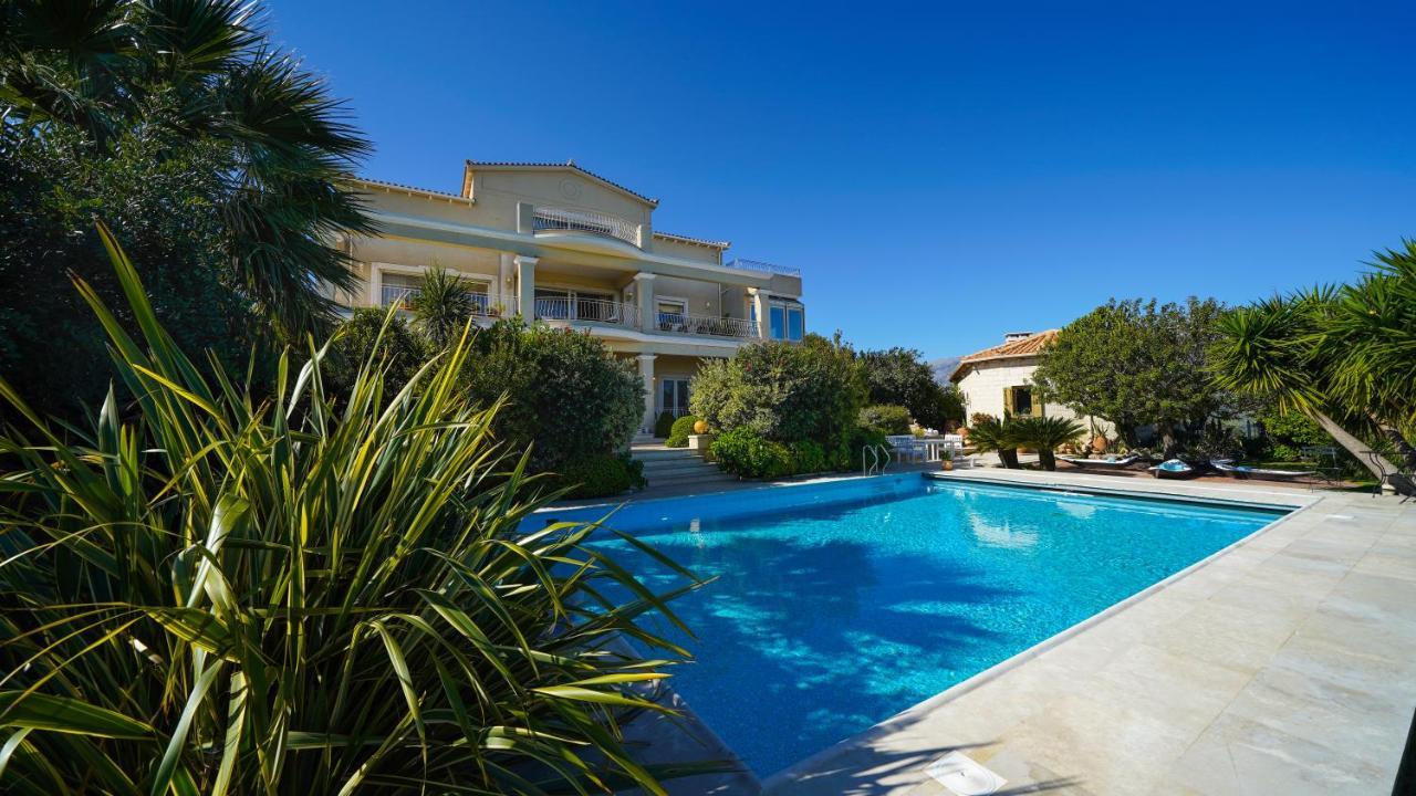 Luxury Villa Allure Dhafnes 외부 사진
