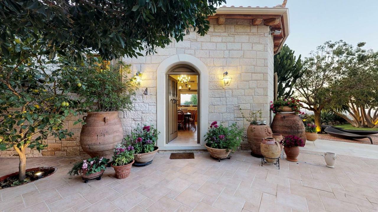 Luxury Villa Allure Dhafnes 외부 사진